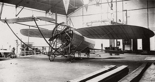 Bertrand 1910 U1 hangar .jpg