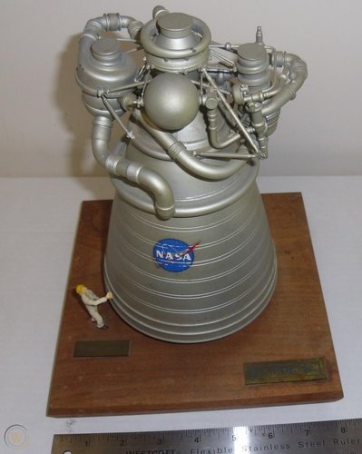 pacific-miniatures-1-saturn-rocket_1_a80402aa29e8bac018d5c132a0cdb118.jpg