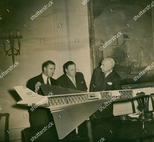 designer-stuart-duncan-davies-sir-roy-dobson-and-sir-miles-thomas-with-model-of-new-avro-atlan...jpg