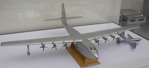 HughesH-4_DC-3_Comparison.jpg