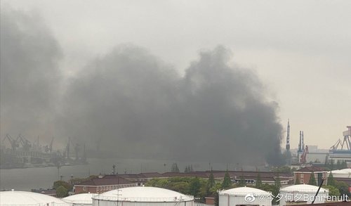 0000PLA Navy’s Type 075 Amphibious Assault Ship on Fire While fitting out in her shipyard.jpg