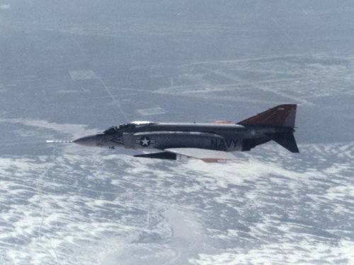 F-4J_wilth_FLAGE_missile_in_flight_near_Holloman_AFB_1986.jpg