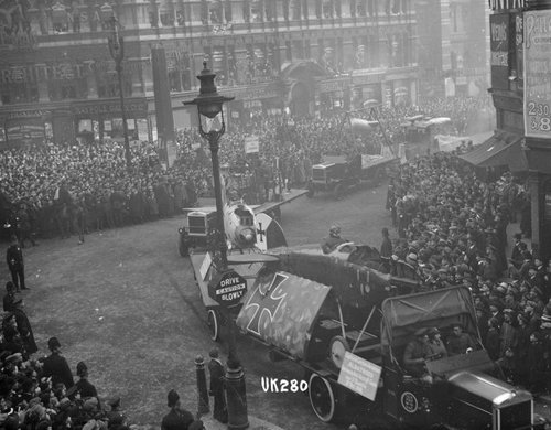 captured-german-albatross-paraded-ludgate-circus-nov-1918.jpg