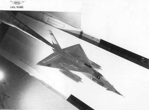 LAL_81582_Convair_MX-1964_(B-58),_Test_120,_9-10-1953.jpg