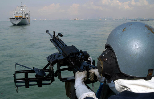Republic_of_Singapore_Navy_(RSN)_gunner_RSS_Resilience.jpg