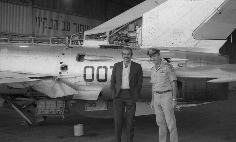 Sean Connery + Aluf Motii Hod + ex-Iraqi MiG-21-F-13 007.jpg