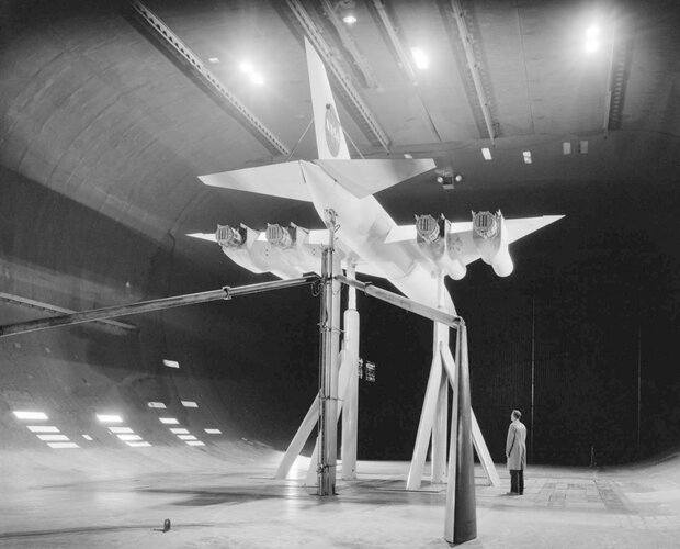 scat-17-2 supersonic-transport-in-the-40x80-foot-wind-tunnel-at-nasa-ames-e17734-1024.jpg