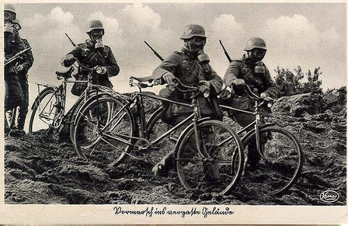 wehrmacht_truppenfahrrad_mit_gasmaske_500wide.jpg