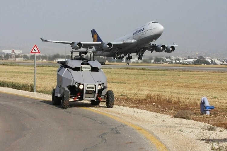 IL Gnius Guardium UGV on patrol around runway.jpg