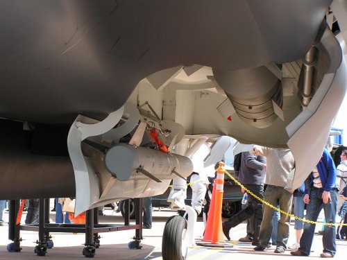 800px-F-35_weapons_bay.jpg