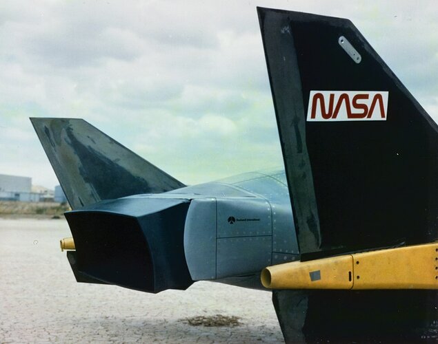 2D_2_DIMENSIONAL_NOZZLE_MOCKUP_ON_HIMAT_HIGHLY_MANEUVERABLE_AIRCRAFT_TECHNOLOGY_-_NARA_-_17497...jpg