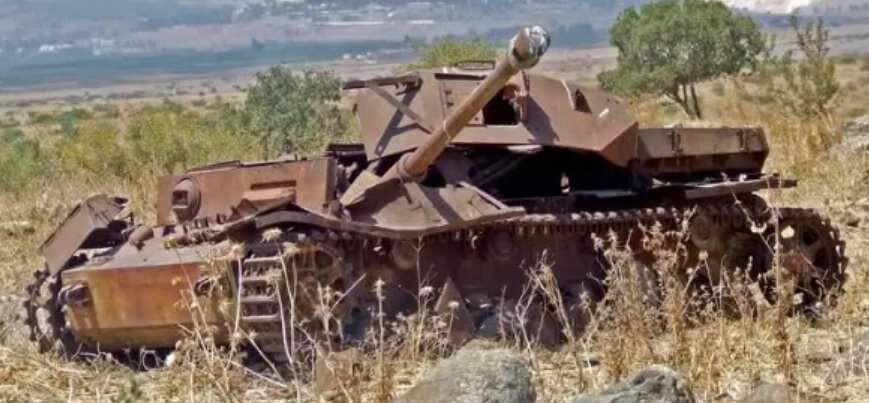 Syria Pzkfw IV panzer IV ammo brewed up Golan 6DW.jpg