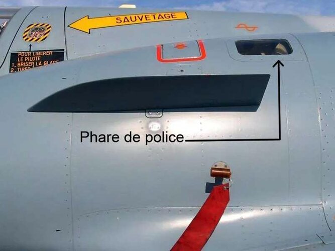 Mirage 2000 phare de police.jpg
