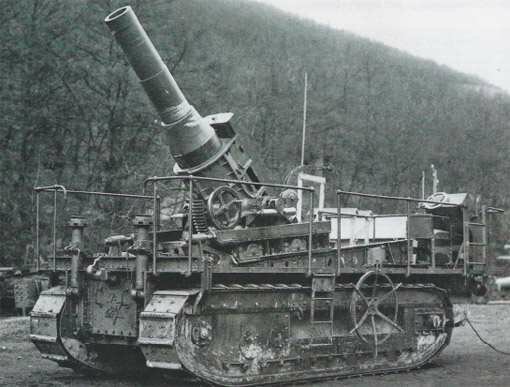 Saint-Chamond Obusier 220mm M1917 sur affût-chenilles.jpg