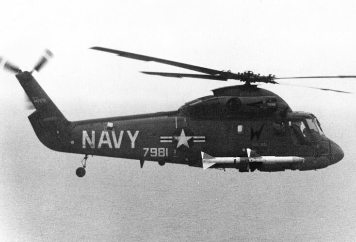 Kaman_UH-2C_Seasprite_in_flight_with_AIM-7_Sparrow_in_July_1972.jpg