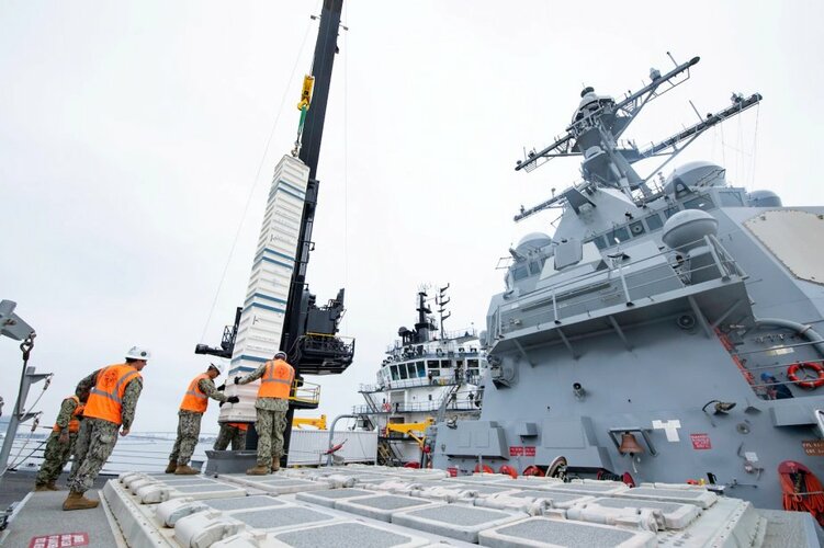 US_Navy_has_tested_VLS_reloading_from_an_offshore_support_vessel_platform_for_first_time.jpg