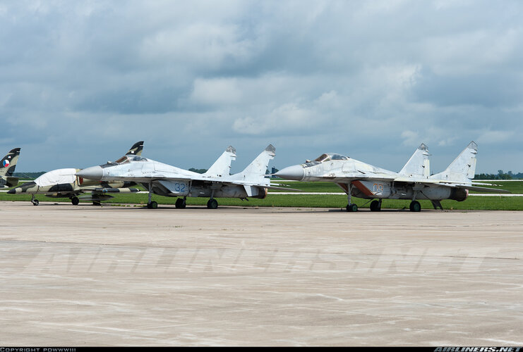 MiG-29 (9-12) (09 red) & Mig-29 (early) (32 blue) at Quincy - Baldwin Field (14 June 2015).jpg