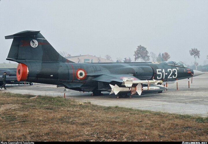 Italian F-104S (51-23, MM6827, 783-1127) of 22Gr, 51St at Treviso - Istrana (11 November 1981).jpg