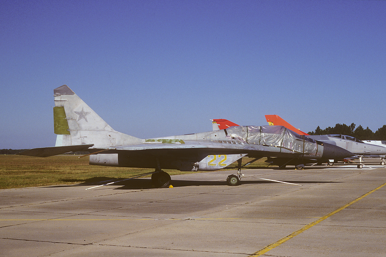 USAF MiG-29 (9-12) (22 yellow) at Tyndall (2000).png