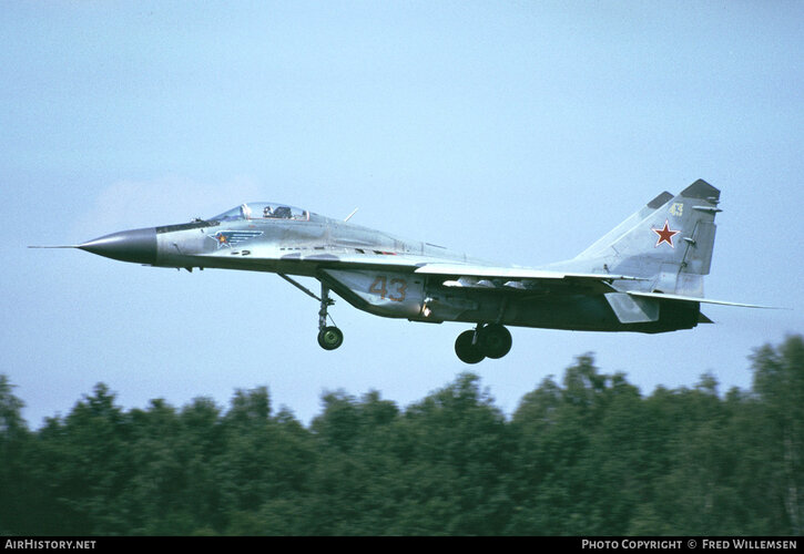 Russian MiG-29 (9-12 early) (43 yellow) at Altenburg - Nobitz (16 August 1991).jpg