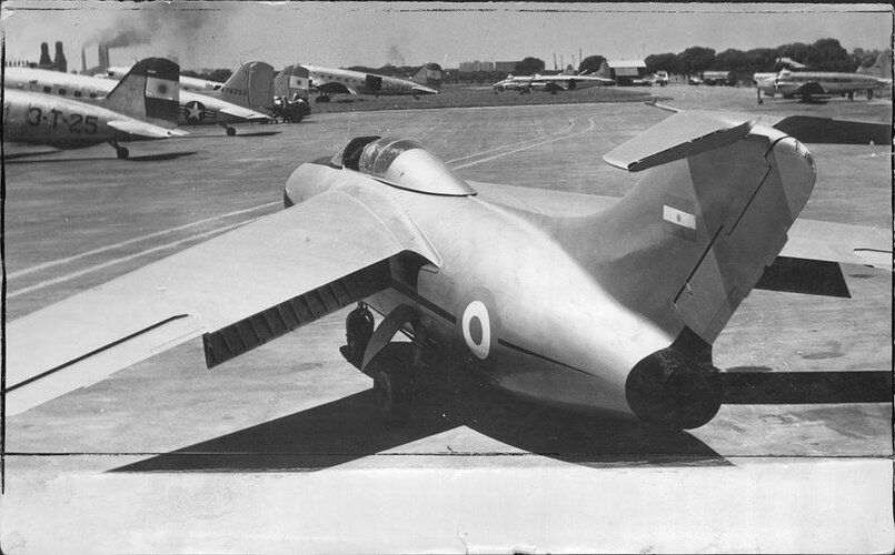 I.A. 33 en el Aeroparque, 1951.jpg