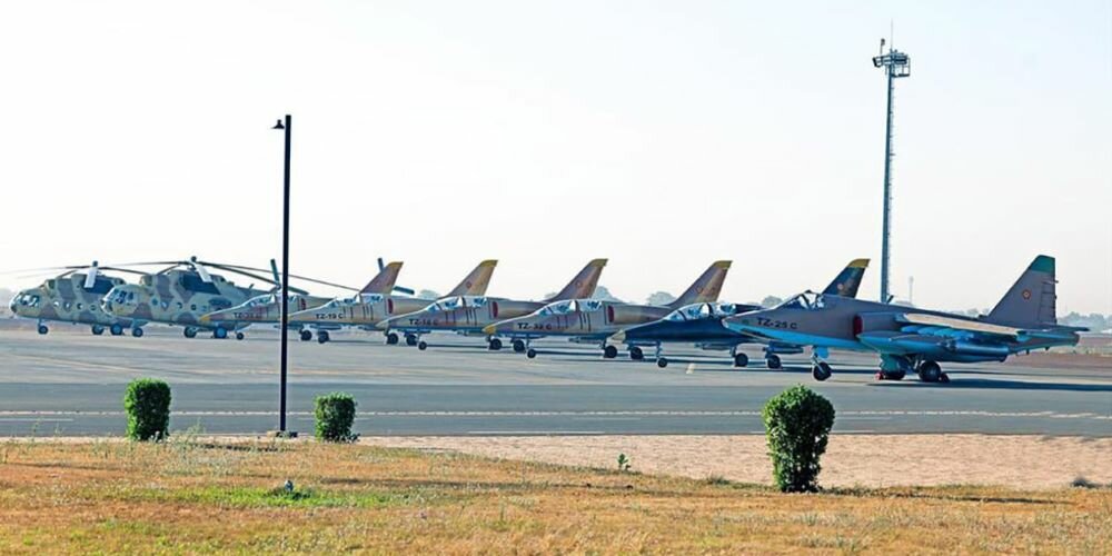 Malian Su-25 (TZ-25C), L-39ZA & Mi-8 at Bamako Int'l (19 January 2023).jpg