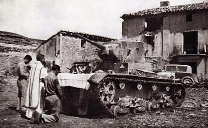 Misa de campaña utilizando un T-26 capturado al enemigo, en la localidad madrileña de Las Roza...jpg