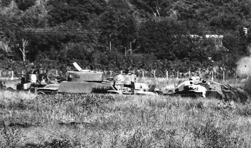 Type 98 Chi-Ho (foreground).jpg