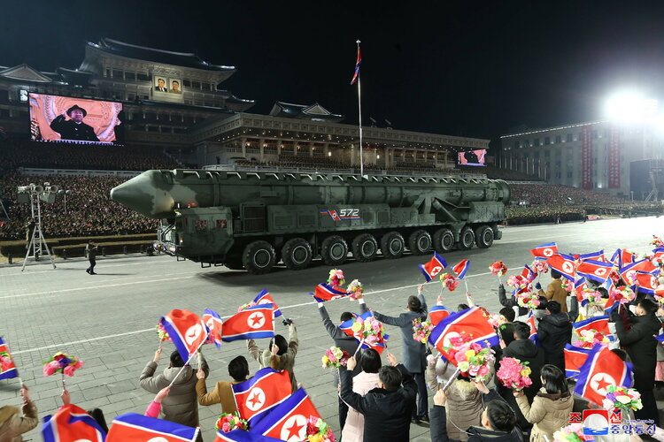 cdn-zdjecie-e51vne-parada-wojskowa-z-okazji-75-lecia-koreanskiej-armii-ludowej-6742042.jpg