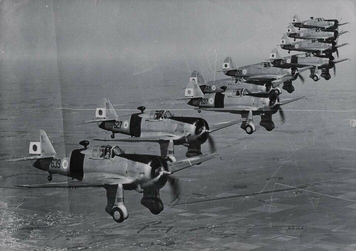 Curtiss Hawk 75-0 vuelo en formación escalonada (5).jpg