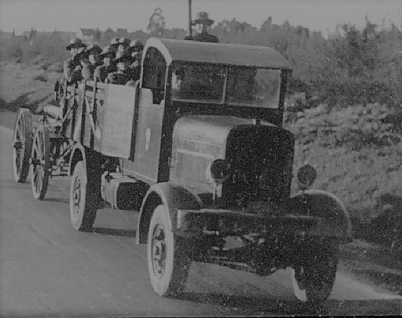 Coluimna de camiones HAFDASA Crillo chico  remolcando material de artillería c. 1936 foto Gast...jpg