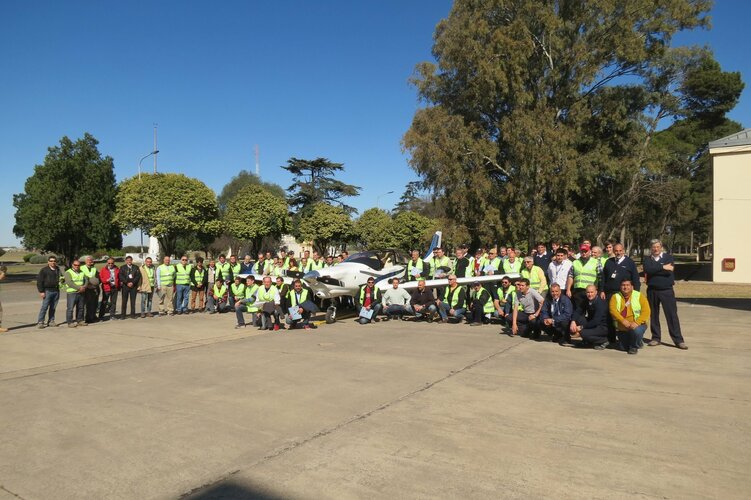 IA 100 FAdeA presentó el prototipo de aeronave IA 100 a integrantes de la Federación de Aerocl...jpg