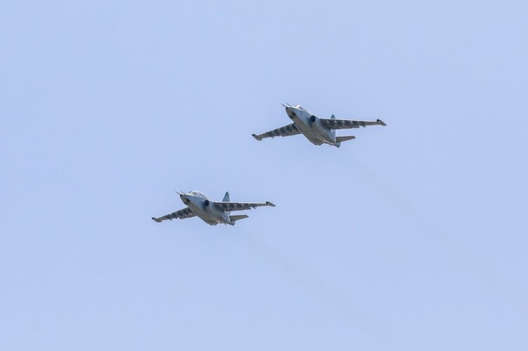 Georgian Su-25 (18) & Su-25UB (21) over Vaziani MB (30 Avril 2022).jpeg