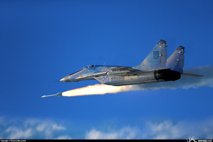 Ukrainian MiG-29 (9-13) (20  blue, 2960728165) firing R-73 over his land (25 septembre 2012).jpeg