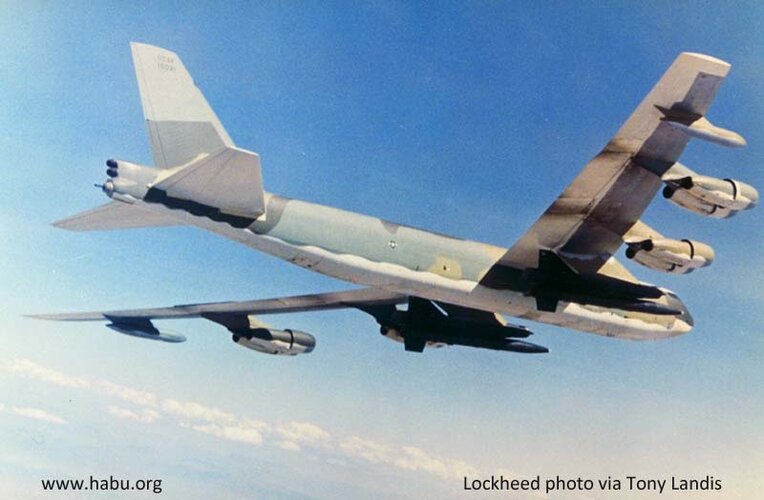 landis_D-21s_On_B-52_05.jpg