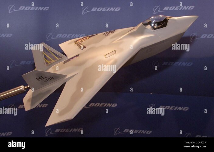 un-modele-du-x-32-le-candidat-du-joint-strike-fighter-jsf-de-boeing-est-expose-lors-d-une-conf...jpg