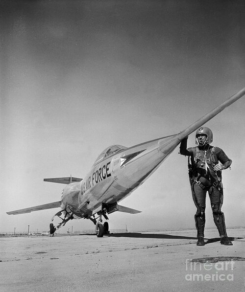 pilot-checking-nose-of-f-104-starfighter-bettmann.jpg