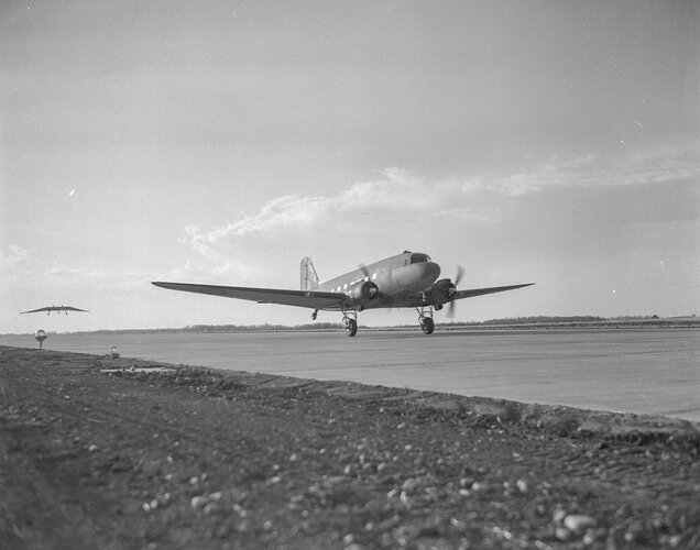 NRC Tailless Glider - Provincial Archives of Alberta KS.50-3 - Namao 1946.jpg