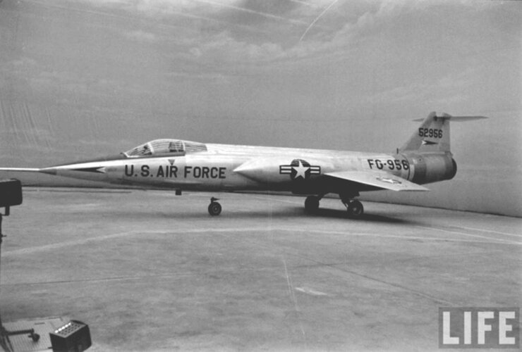 YF-104A with covered air inlets in 1956 (3).jpg