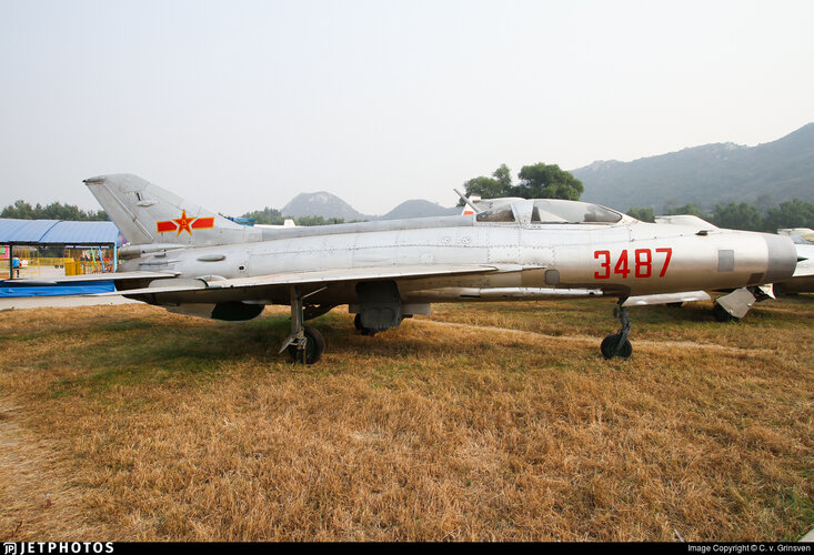 PLAAF J-7 (3487 red, 70004) at Beijing (17 October 2013).jpg