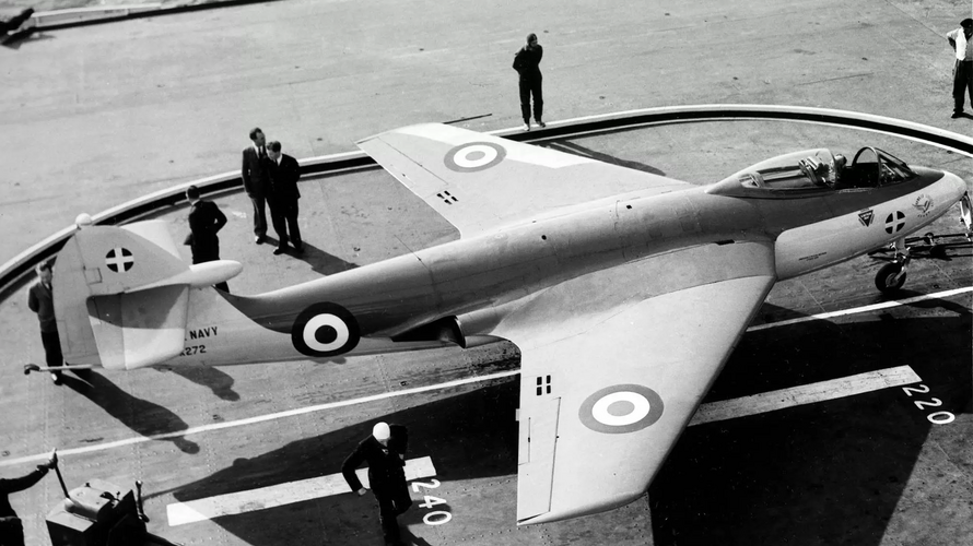 P.1052 (VX272) during carrier test on HMS Eagle (May 1952) (2).png