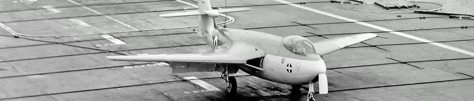 P.1052 (VX272) during carrier test on HMS Eagle (May 1952).png