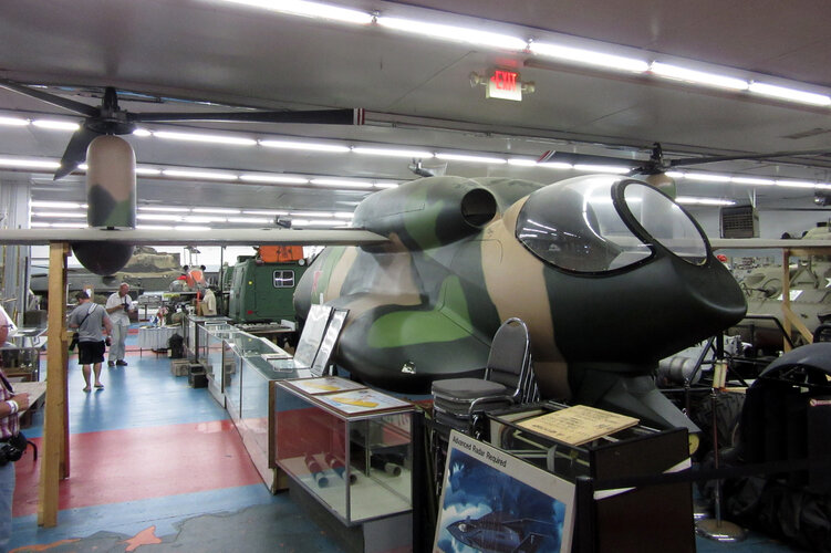 Russian Tilt-rotor (555 red) at Russell museum (2 August 2014) (2).jpg