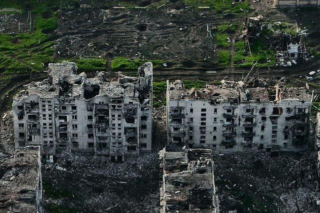 Ukraine Marinka city destroyed -2.jpg