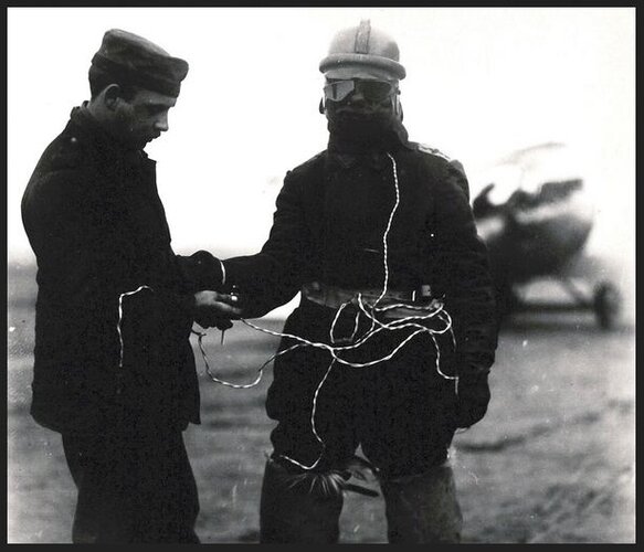 1-WW1 German aviator suit equipped with electrically heated face mask, vest, and fur boots..jpg