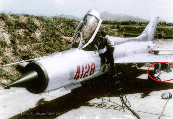 VPAF MiG-21PFL (4128 red) on ground (note strange missile) - Copie.jpeg