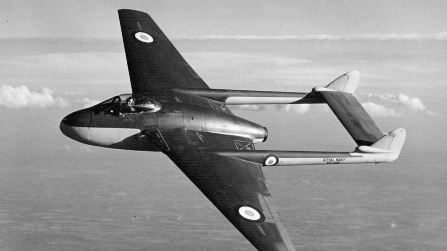 Royal Navy Sea Vampire F.20 (VV149) inflight (1948).png