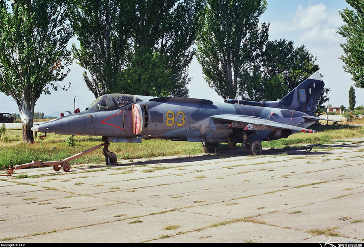 Ukrainian Yak-38M (83 yellow, 05-13) at Kirovskoye (26 August 2000).jpeg