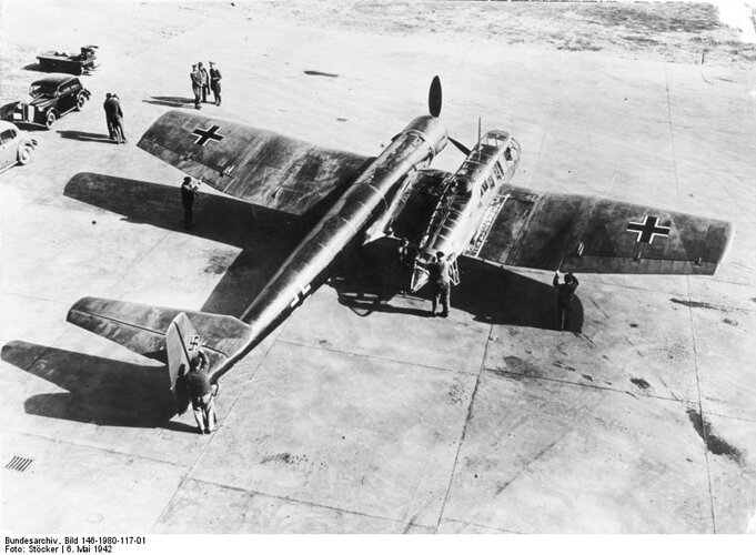 Bundesarchiv_Bild_146-1980-117-01%2C_Aufkl%C3%A4rungsflugzeug_Blohm_-_Vo%C3%9F_BV_141.jpg