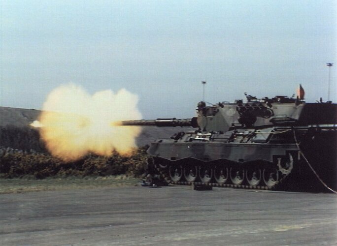 105mm_XN322-IWS_Leopard-1_Firing1.jpg.b1e7115c75c37527f72354ce6251437e.jpg